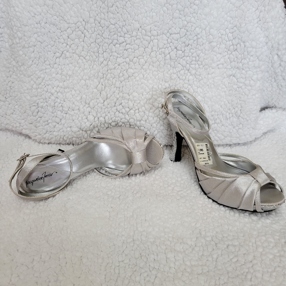 Silver high heels sequin shoes sz 7 1/2 slightly platform - Picture 2 of 8
